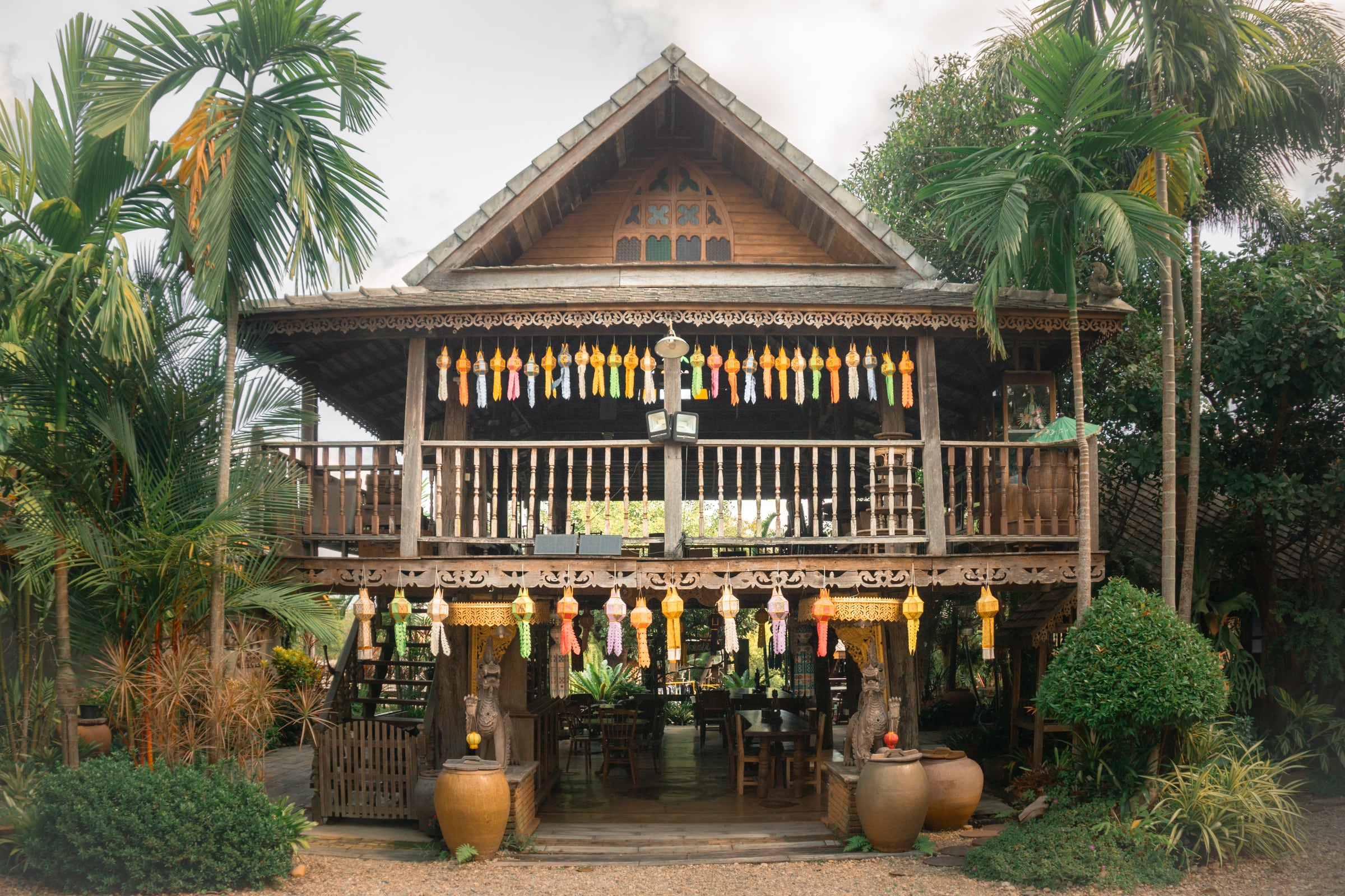 เรือนไม้สไตล์ล้านนาของเฮือนแสนฝางท่ามกลางสวน